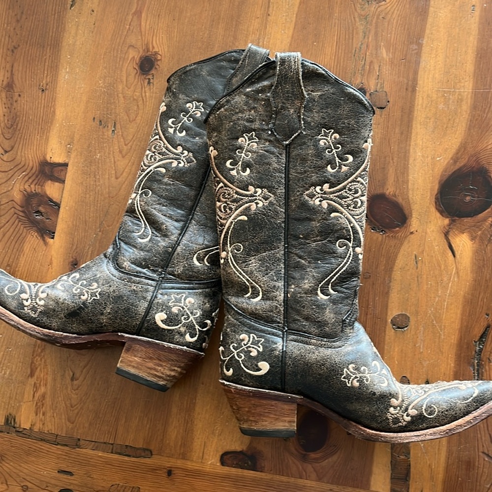 Women’s diamond embroidered western boots  by Circle-G, 6 1/2, distressed blk